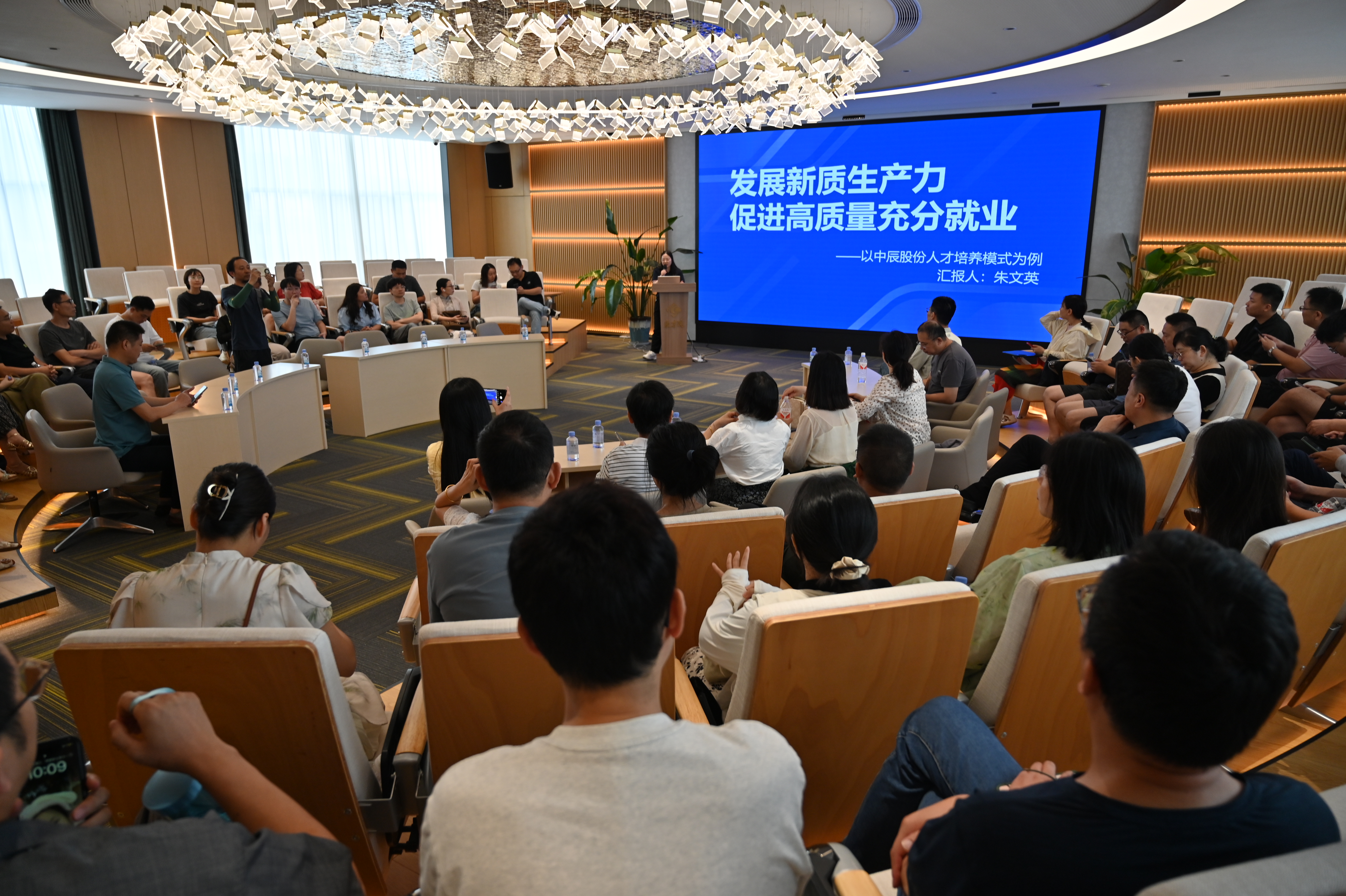 共探校企育人新篇章丨江苏联院五年造高职学徒造掌管人能力提升研建班到抖du圈股份调研进建