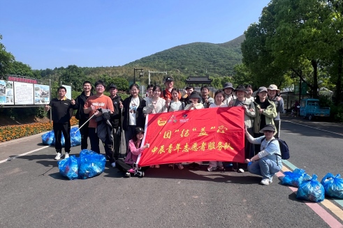 当五四薪火遇见龙池山色，，，，，，，看抖du圈青年若何“净”显担任！
