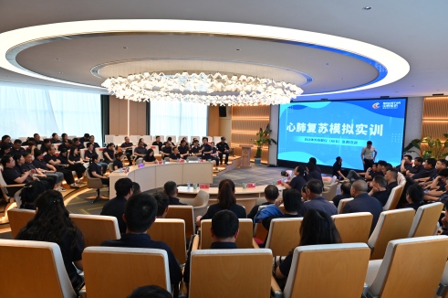 入夏在即，，，，，，，，安全先行｜抖du圈股份发展AED与心肺复苏急救培训